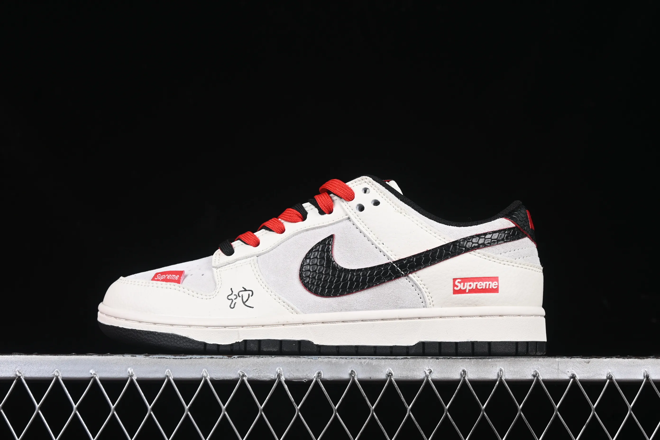 All Categories Nk SB Dunk Series Nk SB Dunk Low High-end Customized Low-top Shoes Nk SB Dunk Low Year of the Snake Series-Black Snake Skin Black Hook Anniversary High-end Customized Low-top Casual Shoes DM6868-012